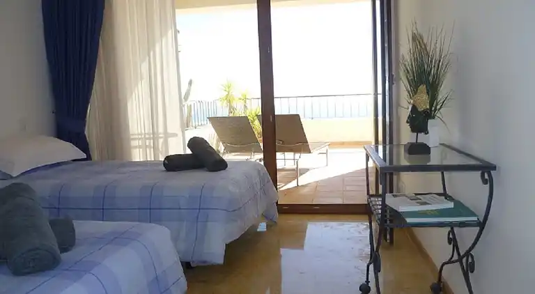 FIN LEJLIGHED - TAET VED STRANDEN