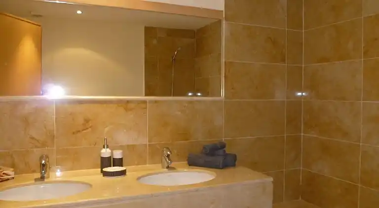 FIN LEJLIGHED - TAET VED STRANDEN