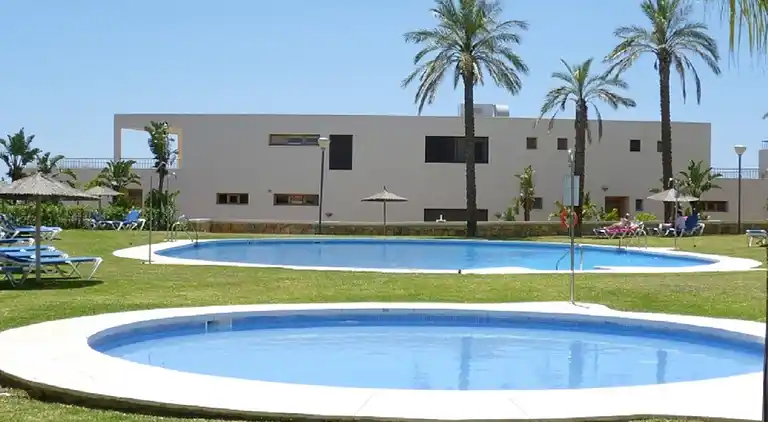 FIN LEJLIGHED - TAET VED STRANDEN