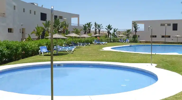 FIN LEJLIGHED - TAET VED STRANDEN