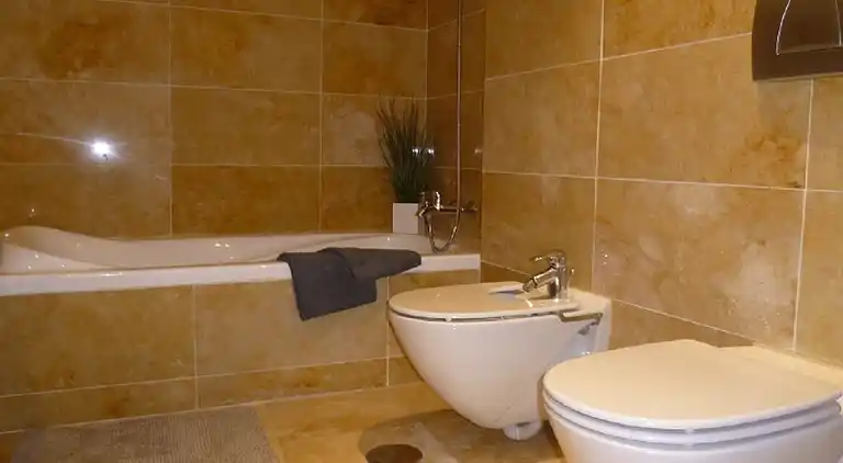 FIN LEJLIGHED - TAET VED STRANDEN