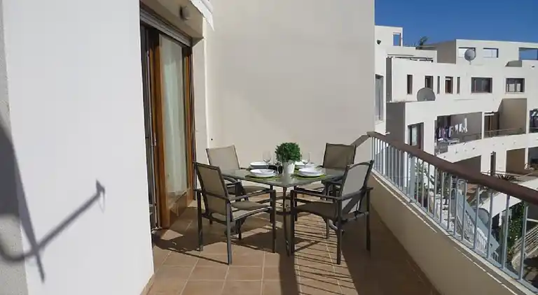 FIN LEJLIGHED - TAET VED STRANDEN