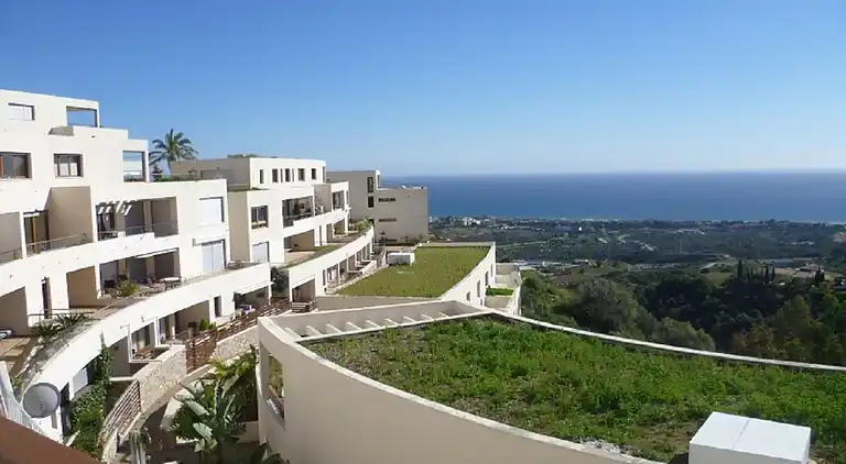 FIN LEJLIGHED - TAET VED STRANDEN