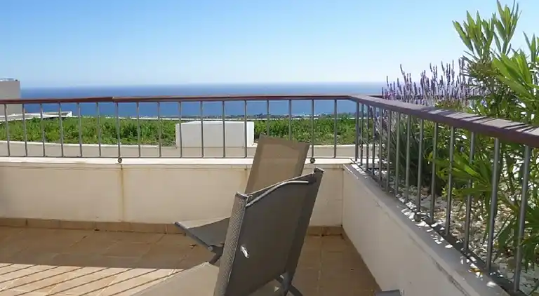 FIN LEJLIGHED - TAET VED STRANDEN