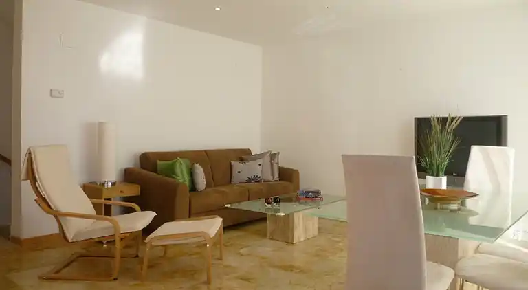 FIN LEJLIGHED - TAET VED STRANDEN