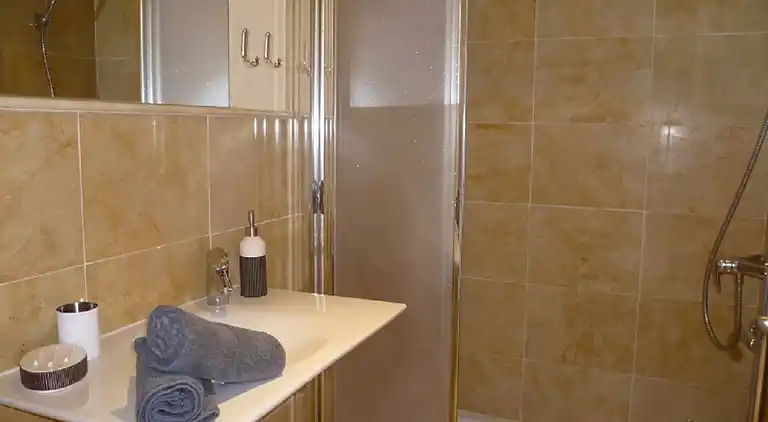 FIN LEJLIGHED - TAET VED STRANDEN