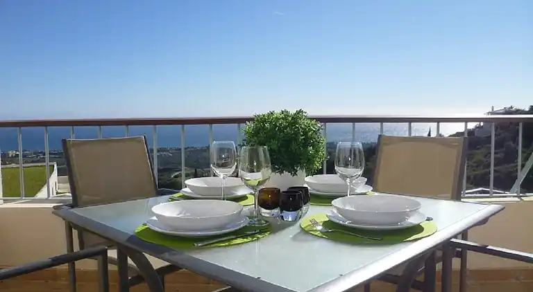 FIN LEJLIGHED - TAET VED STRANDEN