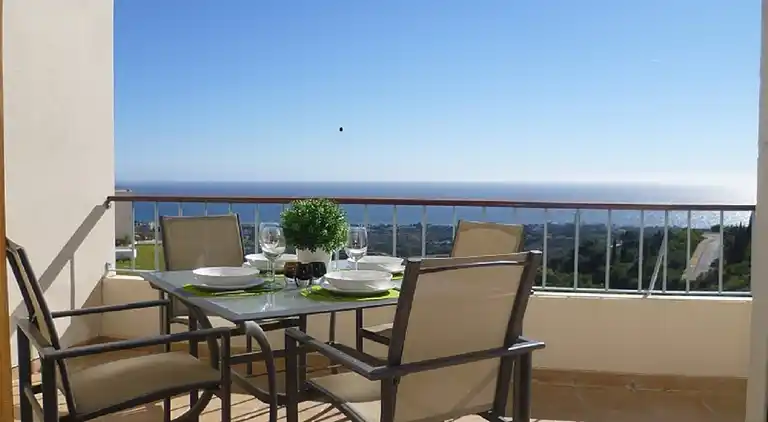 FIN LEJLIGHED - TAET VED STRANDEN