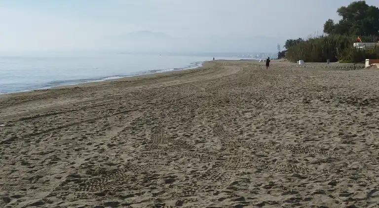 FIN LEJLIGHED - TAET VED STRANDEN