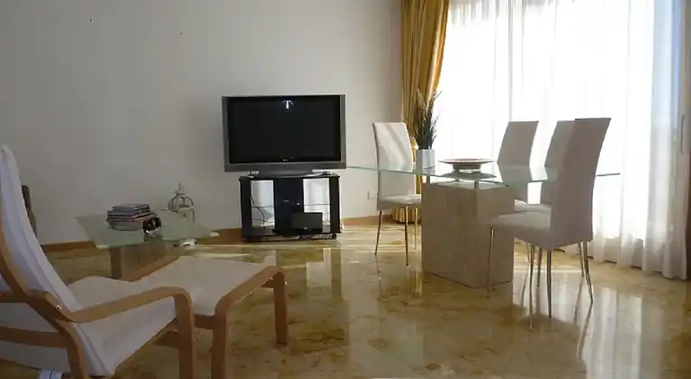 FIN LEJLIGHED - TAET VED STRANDEN