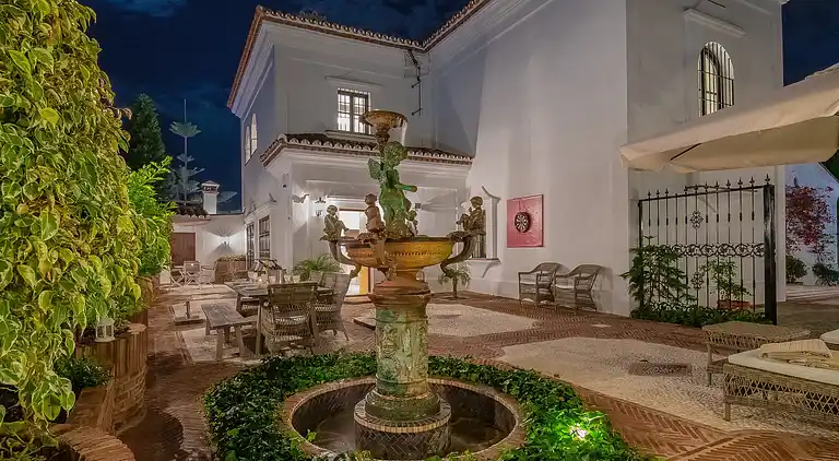 GRAND &amp; SUPERB VILLA CLOSE TO BEACH