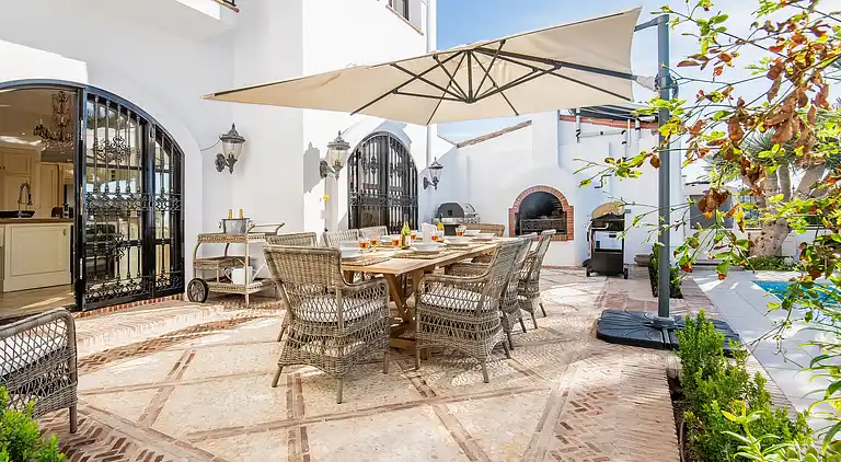 GRAND &amp; SUPERB VILLA CLOSE TO BEACH