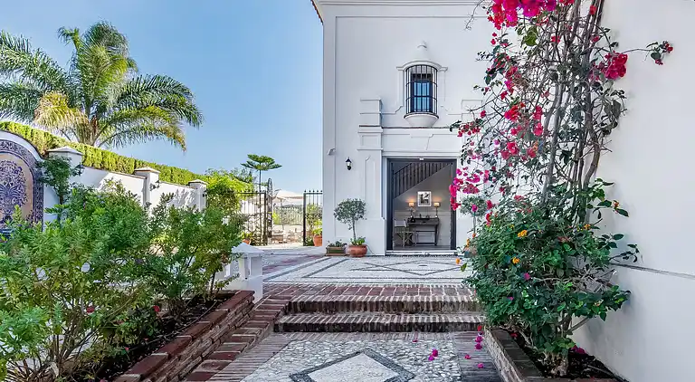 GRAND &amp; SUPERB VILLA CLOSE TO BEACH