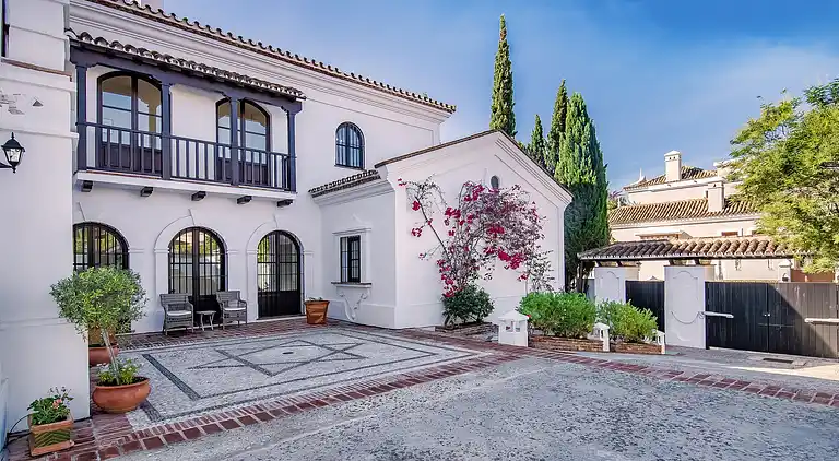 GRAND &amp; SUPERB VILLA CLOSE TO BEACH