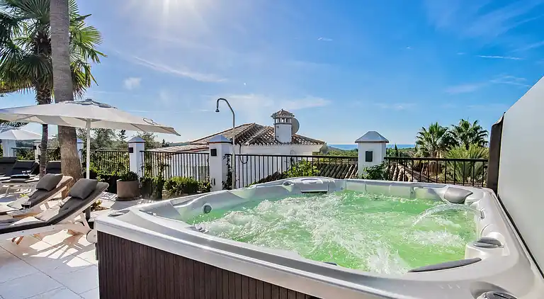 GRAND &amp; SUPERB VILLA CLOSE TO BEACH