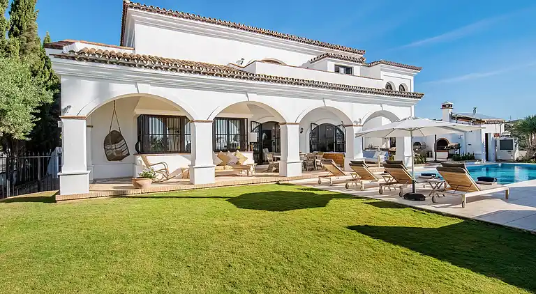 GRAND &amp; SUPERB VILLA CLOSE TO BEACH