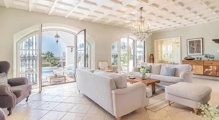 GRAND &amp; SUPERB VILLA CLOSE TO BEACH