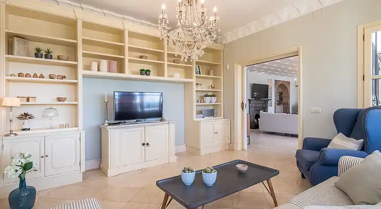 GRAND &amp; SUPERB VILLA CLOSE TO BEACH