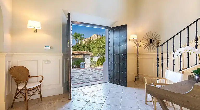 GRAND &amp; SUPERB VILLA CLOSE TO BEACH