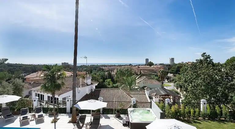 GRAND &amp; SUPERB VILLA CLOSE TO BEACH