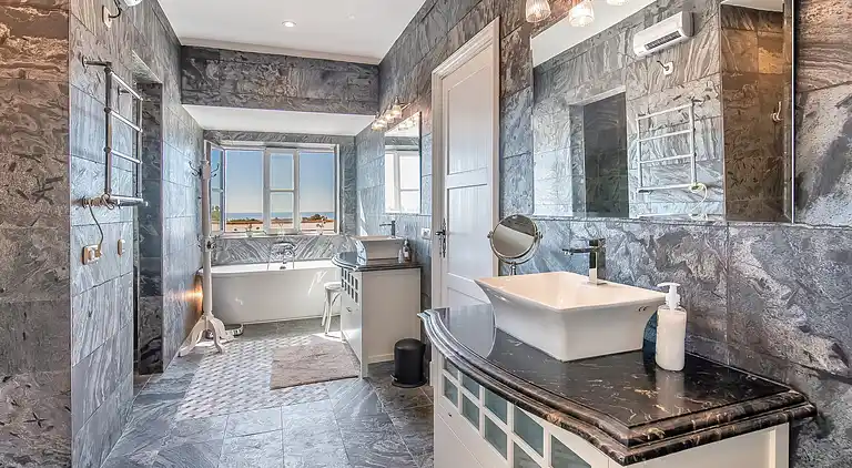 GRAND &amp; SUPERB VILLA CLOSE TO BEACH