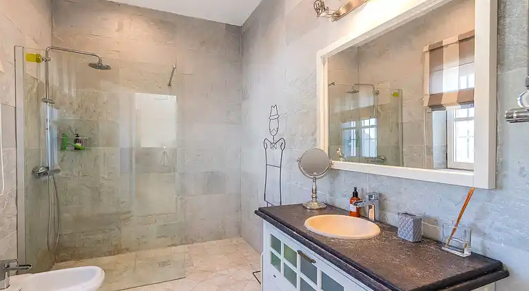 GRAND &amp; SUPERB VILLA CLOSE TO BEACH