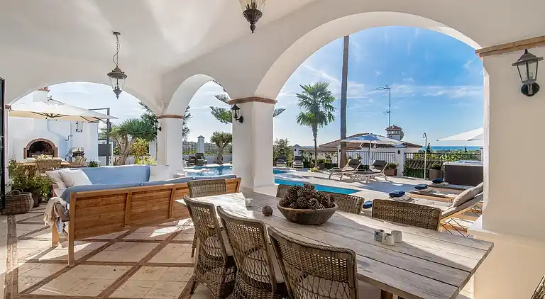 GRAND &amp; SUPERB VILLA CLOSE TO BEACH