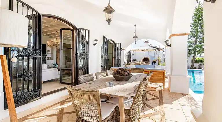 GRAND &amp; SUPERB VILLA CLOSE TO BEACH