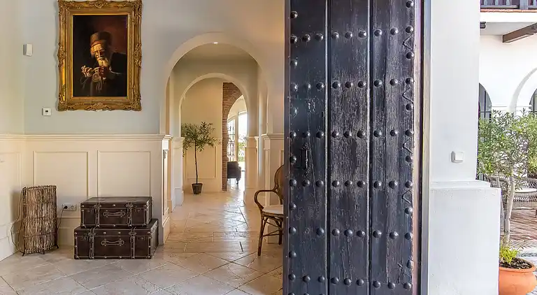 GRAND &amp; SUPERB VILLA CLOSE TO BEACH