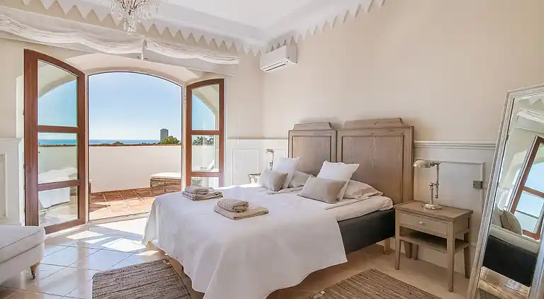 GRAND &amp; SUPERB VILLA CLOSE TO BEACH