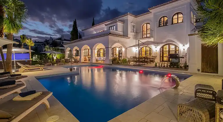 GRAND &amp; SUPERB VILLA CLOSE TO BEACH