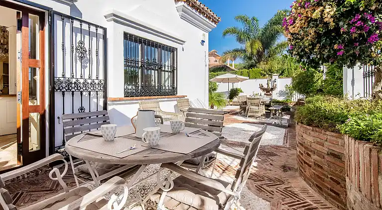 GRAND &amp; SUPERB VILLA CLOSE TO BEACH