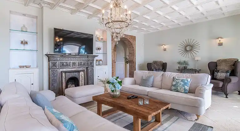 GRAND &amp; SUPERB VILLA CLOSE TO BEACH