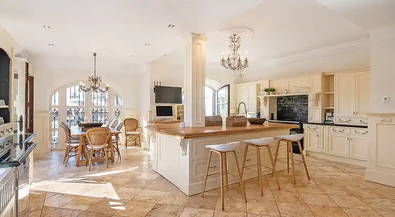 GRAND &amp; SUPERB VILLA CLOSE TO BEACH