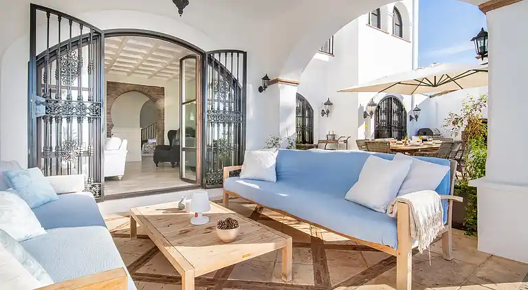 GRAND &amp; SUPERB VILLA CLOSE TO BEACH