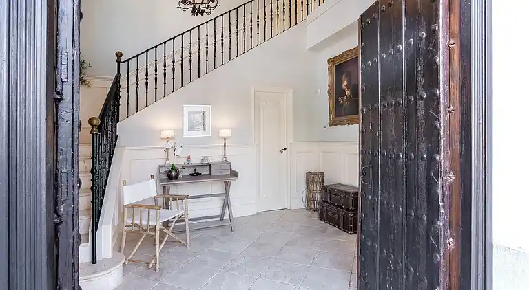 GRAND &amp; SUPERB VILLA CLOSE TO BEACH