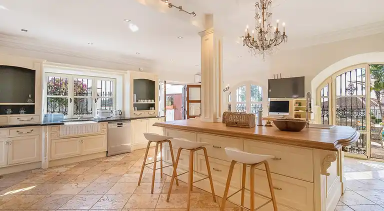 GRAND &amp; SUPERB VILLA CLOSE TO BEACH