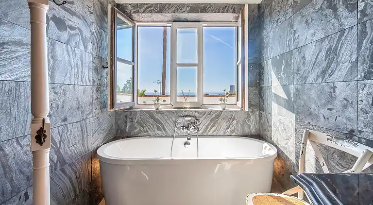 GRAND &amp; SUPERB VILLA CLOSE TO BEACH