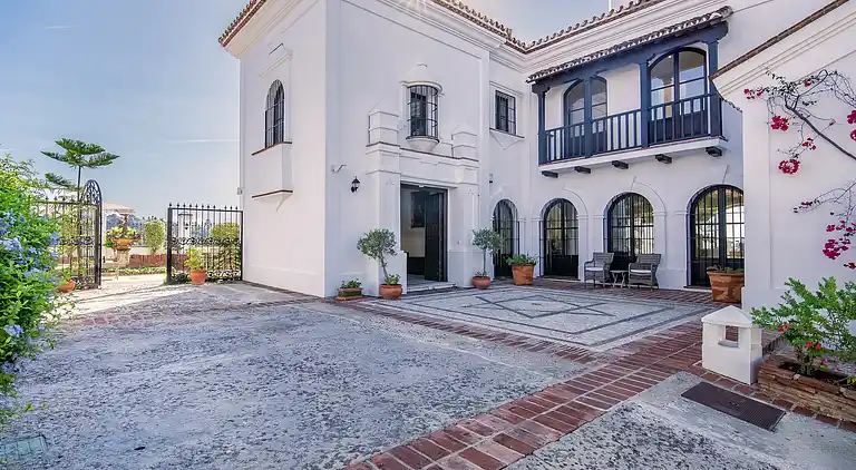 GRAND &amp; SUPERB VILLA CLOSE TO BEACH