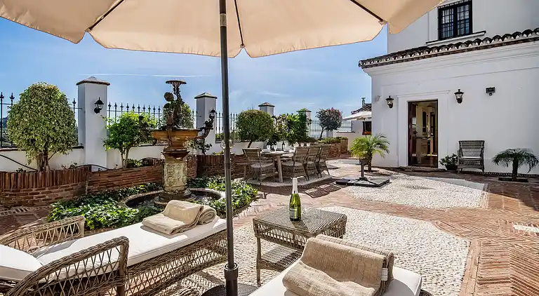 GRAND &amp; SUPERB VILLA CLOSE TO BEACH