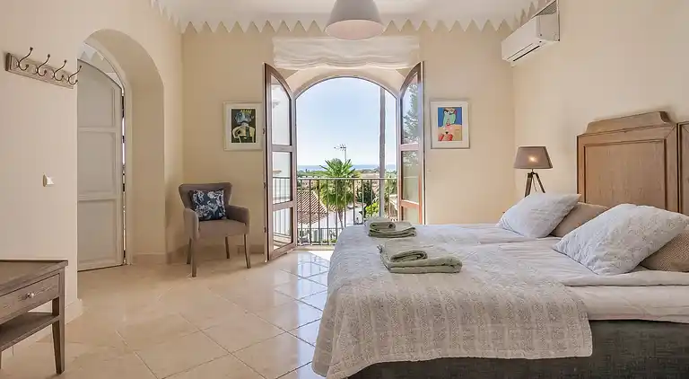 GRAND &amp; SUPERB VILLA CLOSE TO BEACH