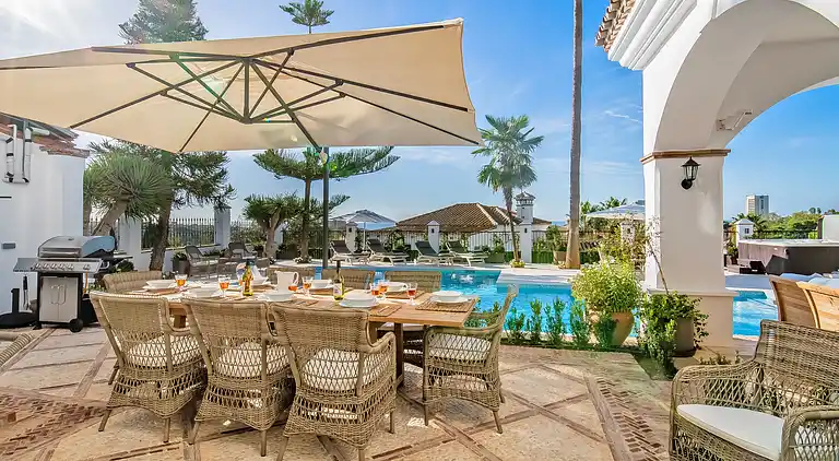 GRAND &amp; SUPERB VILLA CLOSE TO BEACH