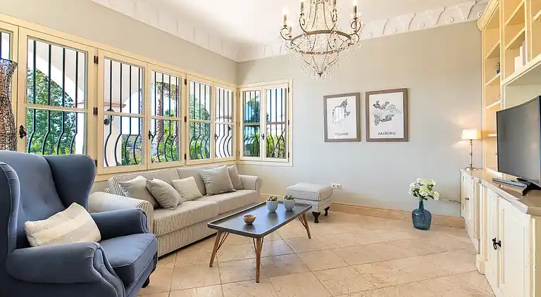 GRAND &amp; SUPERB VILLA CLOSE TO BEACH