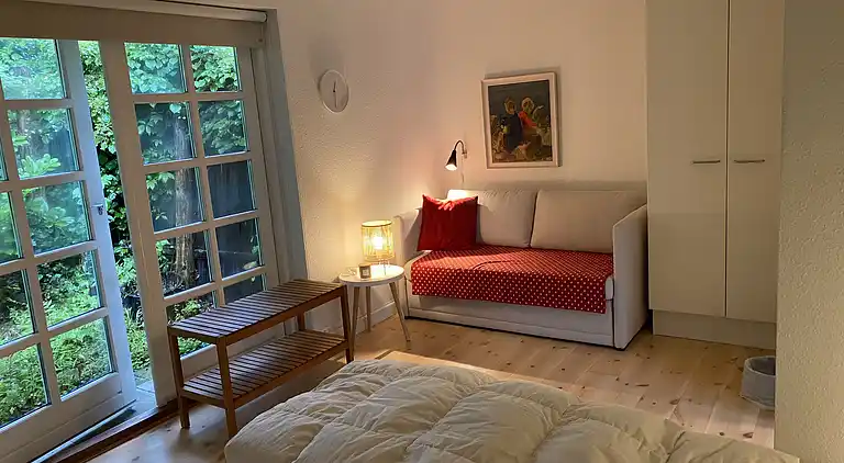 Idyllisch gelegenes Holzhaus an Wald und See