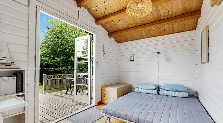 Charmerende sommerhus 450 meter fra havet