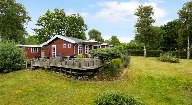 Charmerende sommerhus 450 meter fra havet