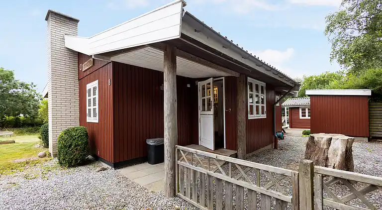 Charmerende sommerhus 450 meter fra havet