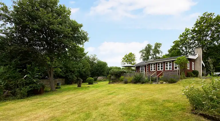 Charmerende sommerhus 450 meter fra havet