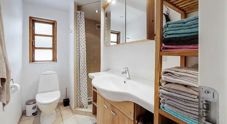 Charmerende sommerhus 450 meter fra havet