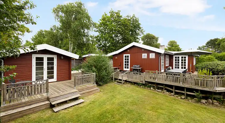 Charmerende sommerhus 450 meter fra havet